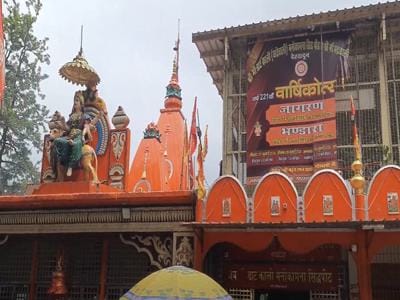 Devotees offering red chunari and coconut at Daat Kali Mandir for blessings of Maa Kali