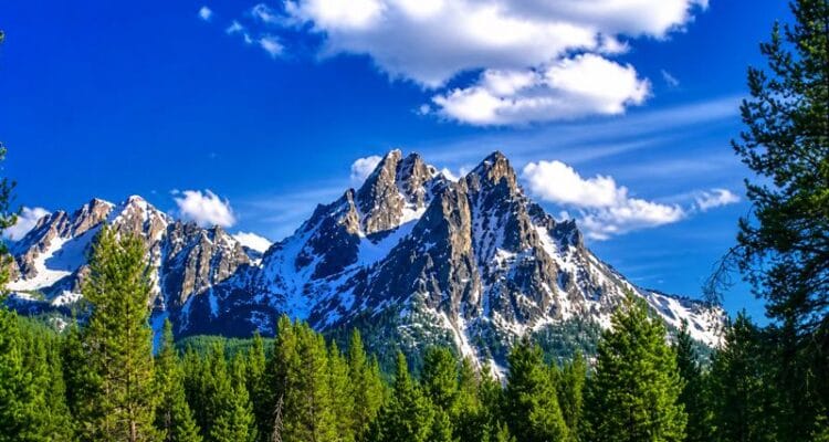 Beautiful top hill stations in India with mountains and scenic views