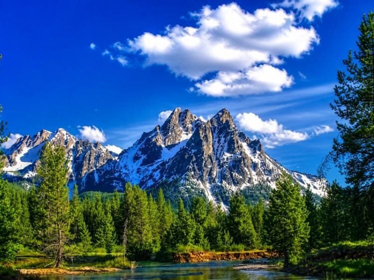 Beautiful top hill stations in India with mountains and scenic views