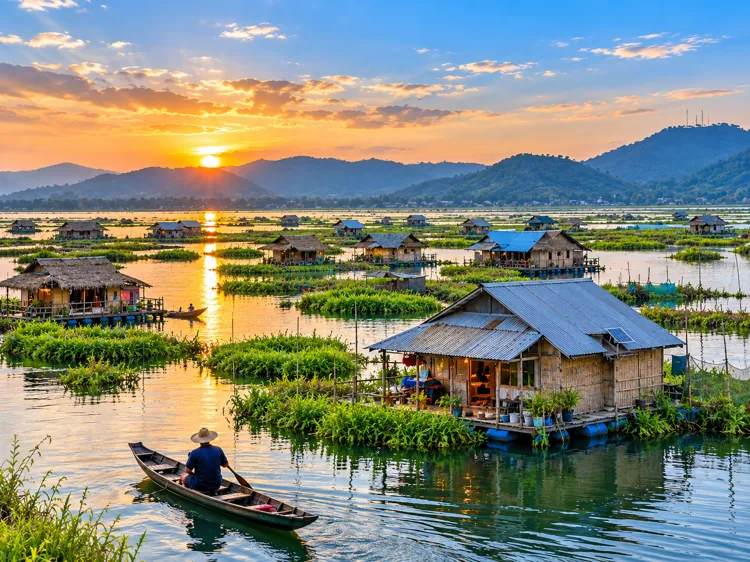 Loktak Jheel Manipur ka floating village aur tairte ghar